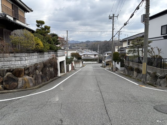 若葉台2丁目上物付土地の前面道路含む現地写真