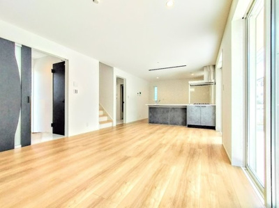 【内観：施工例】 | ◆港南区下永谷新築住宅◆ | 【モデルルーム写真】◆家族で食卓を囲むダイニングスペースと、ソファでゆったりくつろぐリビングスペースがしっかり区切られているので家具の配置や用途を使いわけしやすいです。