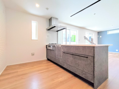 【内観：施工例】 | ◆港南区下永谷新築住宅◆ | 【モデルルーム写真】◆長い時間滞在するキッチンだからこそ、食事の準備を楽しい時間に、忙しい時でもスムーズに無駄なく作業できます。