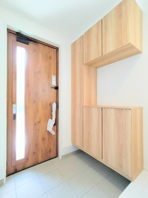 【内観：施工例】 | ◆港南区下永谷新築住宅◆ | 【モデルルーム写真】◆光の渦が溢れた明るい玄関ホール。「おかえり」と「ただいま」が交差するお家の顔とも言える場所は爽やかで心地良い空間となっています。すっきり片付いた玄関で来客時にも自信が持てそう。