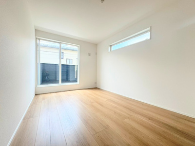 【内観：施工例】 | ◆港南区下永谷新築住宅◆ | 【モデルルーム写真】◆柔らかい陽光が差し込む明るいお部屋を演出する設計。彩光の取れる窓が気持ちの良いお部屋を創り上げます。