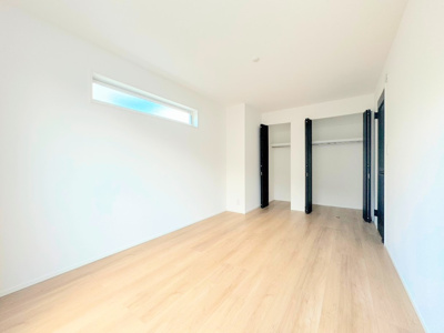 【内観：施工例】 | ◆港南区下永谷新築住宅◆ | 【モデルルーム写真】◆室内はいつも明るい印象なので気持ちの良い朝を迎えられます。各部屋にはクローゼットを完備しており、収納が多いお家はすっきりして快適空間です。