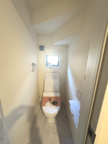 【トイレ】 | 福岡市東区若宮4丁目第3　1号棟（全5棟）【仲介手数料無料・0円】 | 現地写真。1階のトイレです。