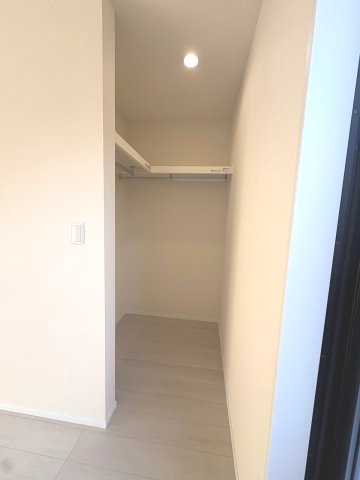 【収納】 | 福岡市東区若宮4丁目第3　1号棟（全5棟）【仲介手数料無料・0円】 | 現地写真。ウォークインクローゼットです。