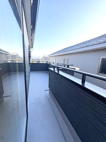 【バルコニー】 | 福岡市東区若宮4丁目第3　1号棟（全5棟）【仲介手数料無料・0円】 | 現地写真。