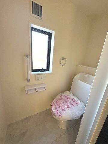 【トイレ】 | 福岡市東区若宮4丁目第3　1号棟（全5棟）【仲介手数料無料・0円】 | 現地写真。2階にもトイレです。