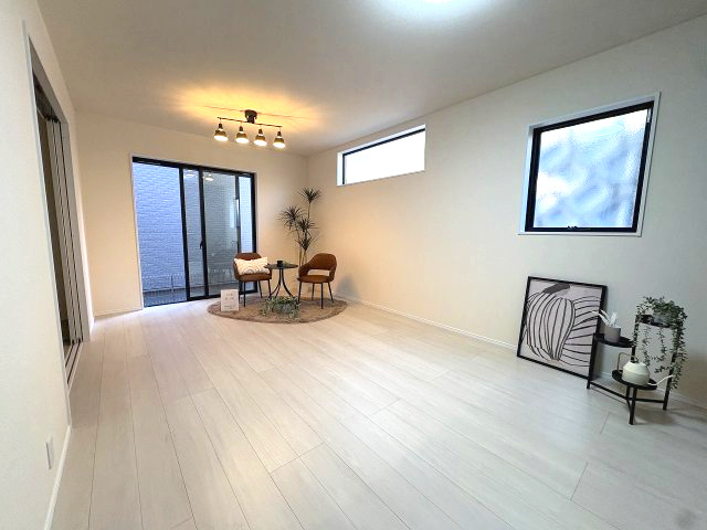 【居間・リビング】 | 福岡市東区若宮4丁目第3　1号棟（全5棟）【仲介手数料無料・0円】 | 現地写真。