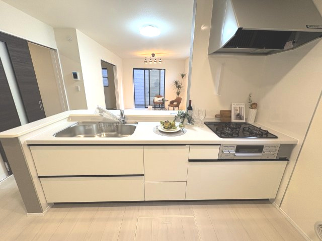 【キッチン】 | 福岡市東区若宮4丁目第3　1号棟（全5棟）【仲介手数料無料・0円】 | 現地写真。