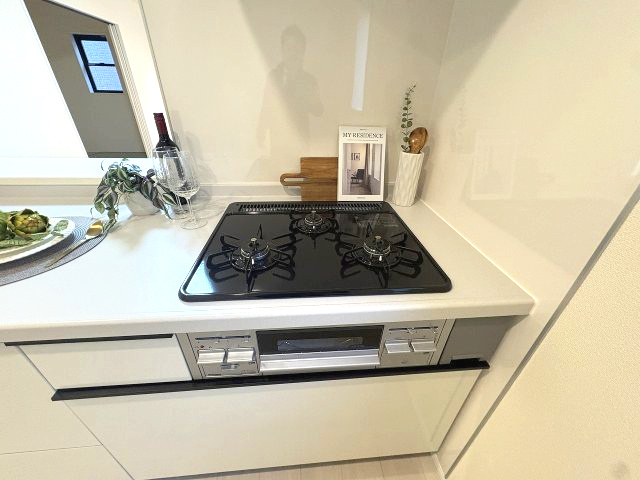 【キッチン】 | 福岡市東区若宮4丁目第3　1号棟（全5棟）【仲介手数料無料・0円】 | 現地写真。