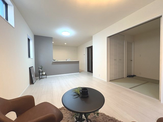 【居間・リビング】 | 福岡市東区若宮4丁目第3　1号棟（全5棟）【仲介手数料無料・0円】 | 現地写真。リビングです。