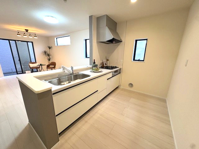 【キッチン】 | 福岡市東区若宮4丁目第3　1号棟（全5棟）【仲介手数料無料・0円】 | 現地写真。