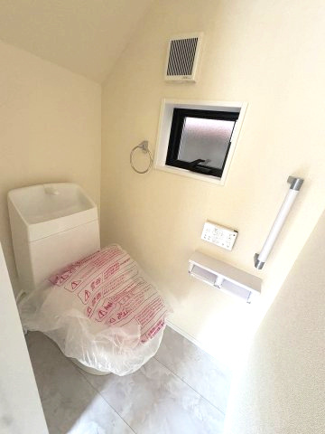 【内装】 | 福岡市東区若宮4丁目第3　4号棟（全5棟）【仲介手数料無料・0円】 | 施工例。1階のトイレです。施工例は完成時と異なる場合があります。