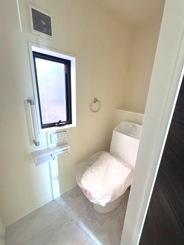 【内装】 | 福岡市東区若宮4丁目第3　4号棟（全5棟）【仲介手数料無料・0円】 | 施工例。2階にもトイレです。施工例は完成時と異なる場合があります。