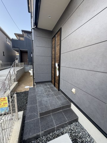 【玄関】 | 福岡市東区若宮4丁目第3　4号棟（全5棟）【仲介手数料無料・0円】 | 施工例。施工例は完成時と異なる場合があります。