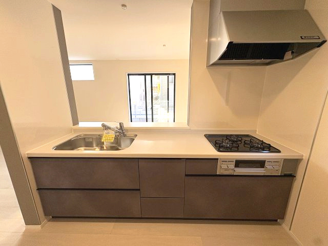 【キッチン】 | 福岡市東区若宮4丁目第3　4号棟（全5棟）【仲介手数料無料・0円】 | 施工例。施工例は完成時と異なる場合があります。

