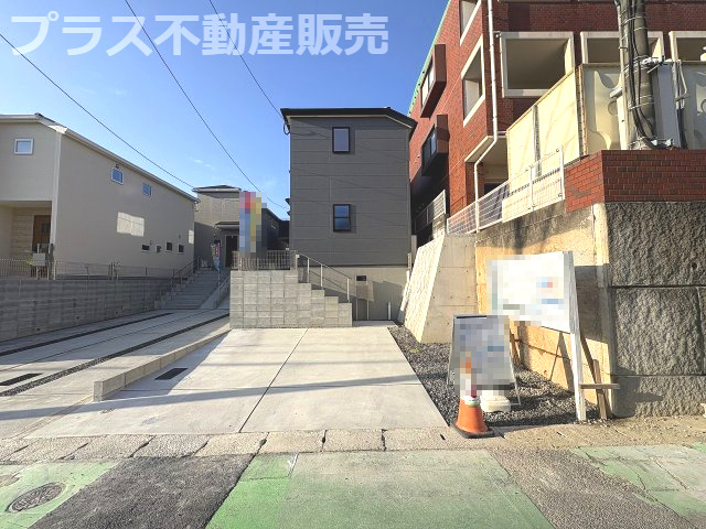 【外観】 | 福岡市東区若宮4丁目第3　4号棟（全5棟）【仲介手数料無料・0円】 | 現地写真。プラス不動産販売なら、現場の全ての棟をまとめてご見学頂けます。