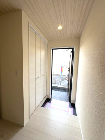 【玄関】 | 福岡市東区若宮4丁目第3　4号棟（全5棟）【仲介手数料無料・0円】 | 施工例。施工例は完成時と異なる場合があります。