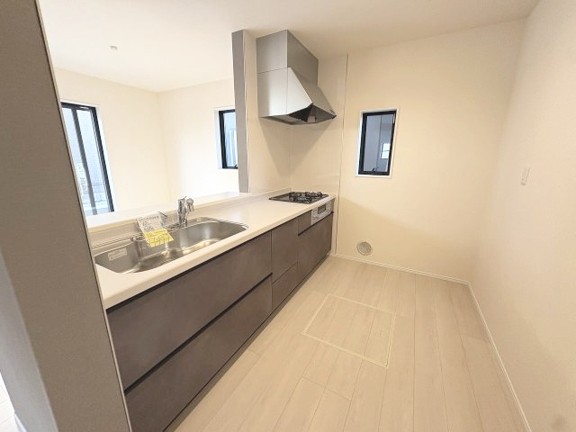 【キッチン】 | 福岡市東区若宮4丁目第3　4号棟（全5棟）【仲介手数料無料・0円】 | 施工例。施工例は完成時と異なる場合があります。