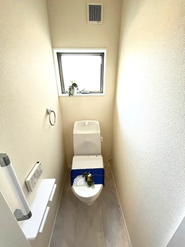 【内装】 | 福岡市東区若宮4丁目第3　2号棟（全5棟）【仲介手数料無料・0円】 | 施工例。1階のトイレです。施工例は完成時と異なる場合があります。