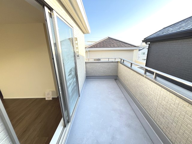 【バルコニー】 | 福岡市東区若宮4丁目第3　2号棟（全5棟）【仲介手数料無料・0円】 | 現地写真。