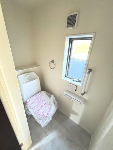 【内装】 | 福岡市東区若宮4丁目第3　2号棟（全5棟）【仲介手数料無料・0円】 | 施工例。2階にもトイレです。施工例は完成時と異なる場合があります。