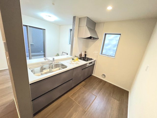 【キッチン】 | 福岡市東区若宮4丁目第3　2号棟（全5棟）【仲介手数料無料・0円】 | 施工例。施工例は完成時と異なる場合があります。

