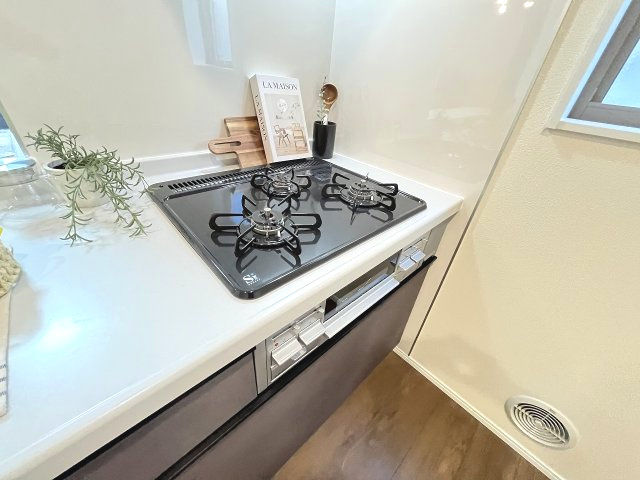 【キッチン】 | 福岡市東区若宮4丁目第3　2号棟（全5棟）【仲介手数料無料・0円】 | 施工例。施工例は完成時と異なる場合があります。