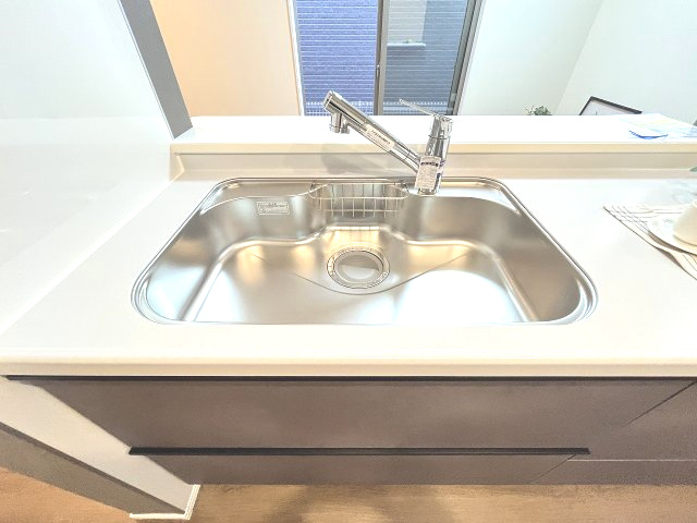 【キッチン】 | 福岡市東区若宮4丁目第3　2号棟（全5棟）【仲介手数料無料・0円】 | 施工例。施工例は完成時と異なる場合があります。