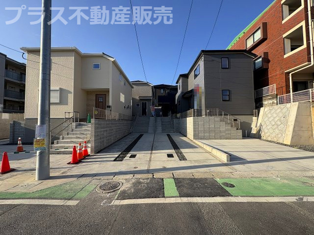 【外観】 | 福岡市東区若宮4丁目第3　2号棟（全5棟）【仲介手数料無料・0円】 | 現地写真。プラス不動産販売なら、現場の全ての棟をまとめてご見学頂けます。