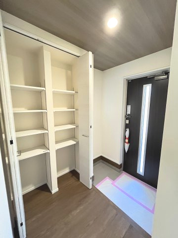 【玄関】 | 福岡市東区若宮4丁目第3　2号棟（全5棟）【仲介手数料無料・0円】 | 施工例。施工例は完成時と異なる場合があります。