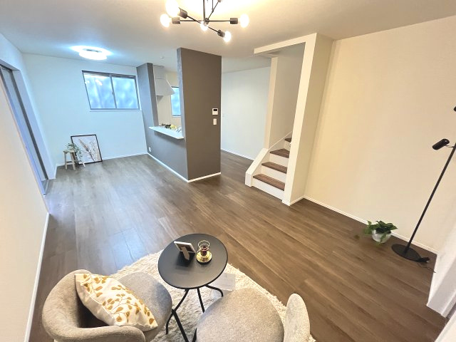 【内装】 | 福岡市東区若宮4丁目第3　2号棟（全5棟）【仲介手数料無料・0円】 | 施工例。リビングです。施工例は完成時と異なる場合があります。