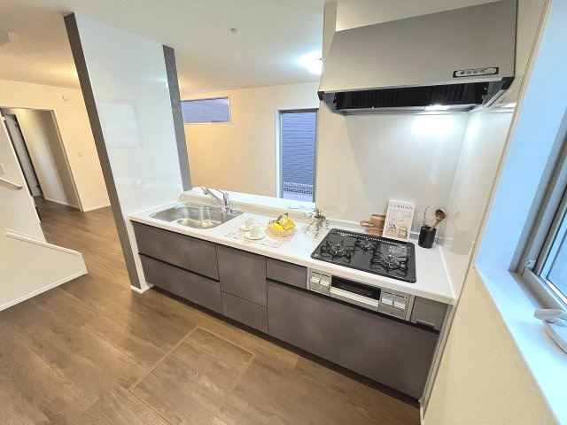 【キッチン】 | 福岡市東区若宮4丁目第3　2号棟（全5棟）【仲介手数料無料・0円】 | 施工例。施工例は完成時と異なる場合があります。