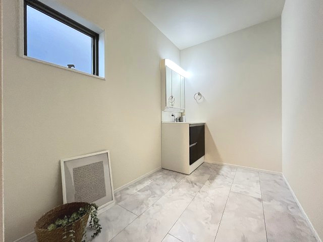 【洗面所】 | 福岡市東区若宮4丁目第3　2号棟（全5棟）【仲介手数料無料・0円】 | 施工例。施工例は完成時と異なる場合があります。