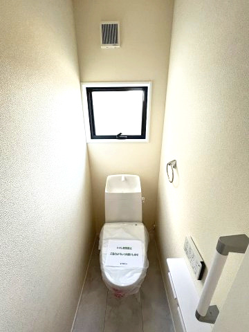 【トイレ】 | 福岡市東区若宮4丁目第3　3号棟（全5棟）【仲介手数料無料・0円】 | 現地写真。1階のトイレです。