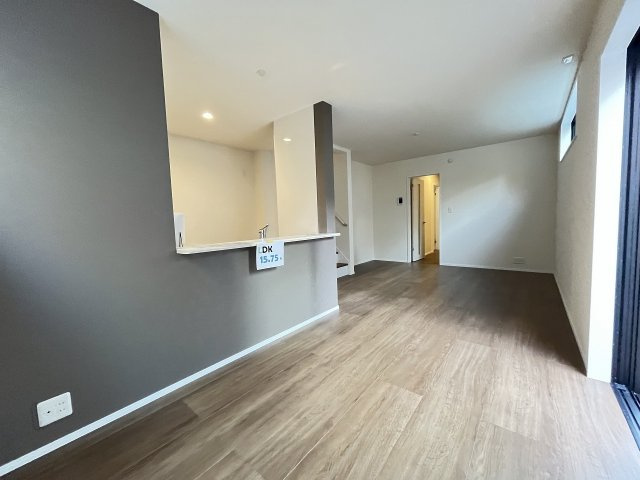 【居間・リビング】 | 福岡市東区若宮4丁目第3　3号棟（全5棟）【仲介手数料無料・0円】 | 現地写真。