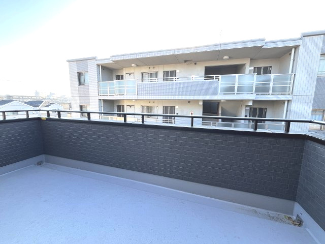 【バルコニー】 | 福岡市東区若宮4丁目第3　3号棟（全5棟）【仲介手数料無料・0円】 | 現地写真。