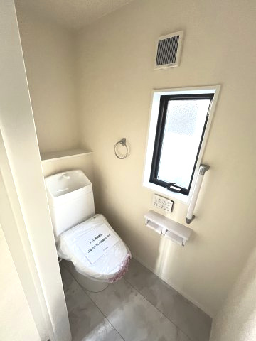 【トイレ】 | 福岡市東区若宮4丁目第3　3号棟（全5棟）【仲介手数料無料・0円】 | 現地写真。2階にもトイレです。