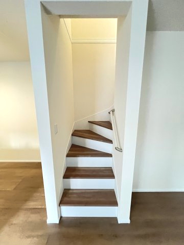 【内装】 | 福岡市東区若宮4丁目第3　3号棟（全5棟）【仲介手数料無料・0円】 | 現地写真。2階へ上がる階段です。手摺もついて安全ですね。