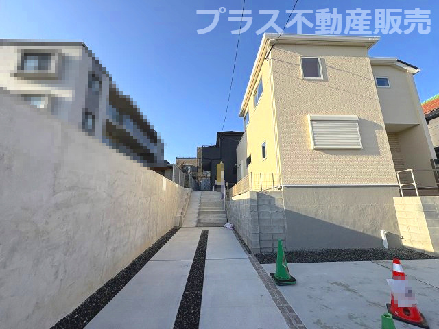 【外観】 | 福岡市東区若宮4丁目第3　3号棟（全5棟）【仲介手数料無料・0円】 | 現地写真。プラス不動産販売なら、現場の全ての棟をまとめてご見学頂けます。