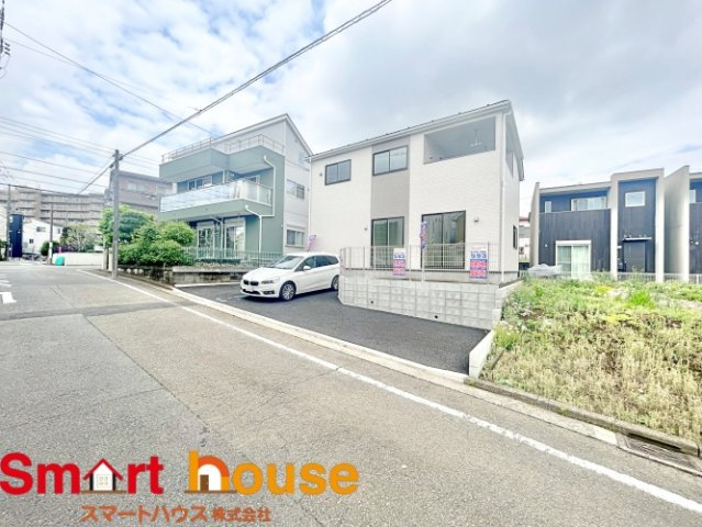 横浜市青葉区さつきが丘　新築1棟の前面道路含む現地写真|オシャレな外観は、人の目を引くだけではなく自慢したくなりますね！植木を置いたりアレンジは、自由です。自分の好みに仕上げましょう♪