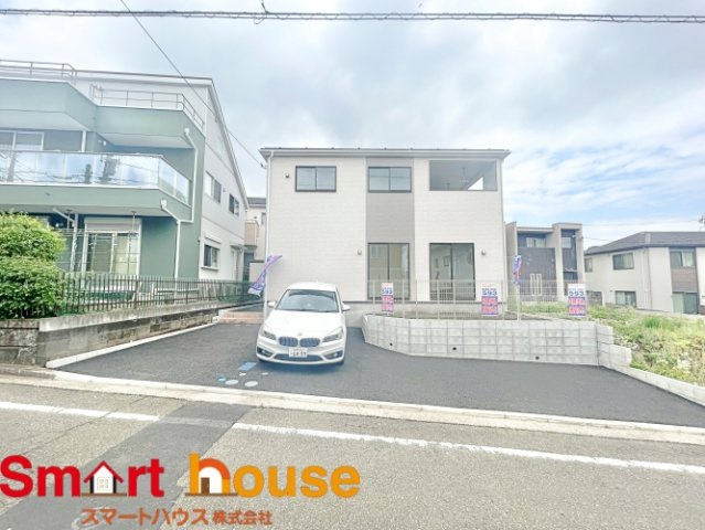 横浜市青葉区さつきが丘　新築1棟の外観|外壁が周囲の街並みと青空に生えるお洒落な仕上がり！周囲には高い建物のないエリア。青い空が大きく感じますね。