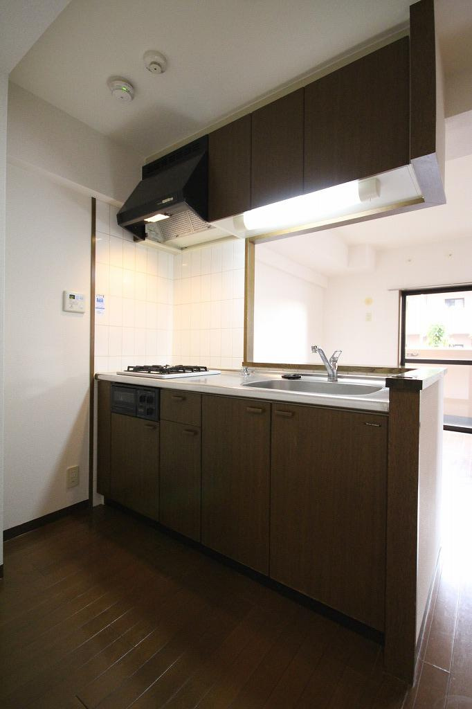 プラザハイツ二ツ屋　D棟のキッチン|※お部屋により仕様が異なる場合がございます※
