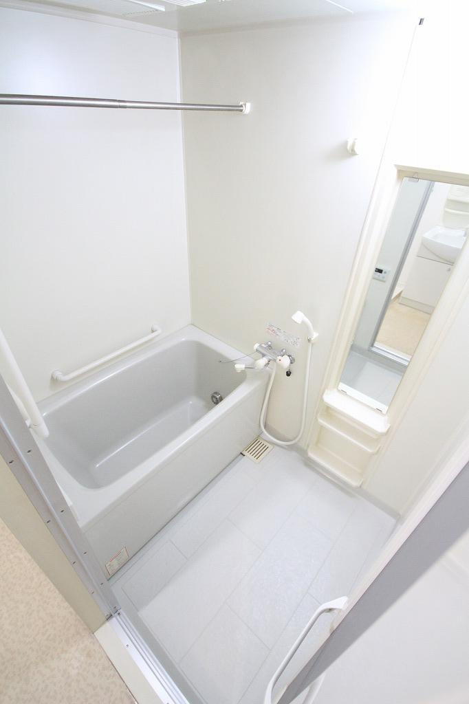 プラザハイツ二ツ屋　D棟の浴室|※お部屋により仕様が異なる場合がございます※