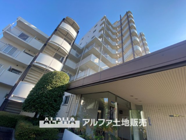 東建ニューハイツ拝島の外観|【Entrance】
◆エントランス◆管理の行き届いた綺麗なエントランスは、扉を開けると温もりと幸せと楽しさいっぱいの我が家に帰ってきたんだなと落ち着く瞬間。