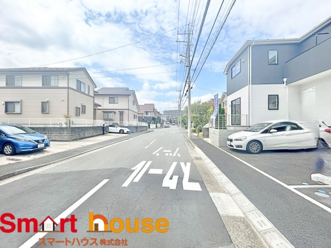 横浜市青葉区荏田西　新築2棟！の前面道路含む現地写真|お住まいの前面道路が広いと駐車が楽になり、陽当たりも遮られないので明るく居心地の良いお家になります♪