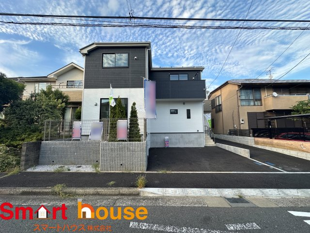 横浜市青葉区荏田西　新築2棟！の外観|外壁が周囲の街並みと青空に生えるお洒落な仕上がり！周囲には高い建物のないエリア。青い空が大きく感じますね。