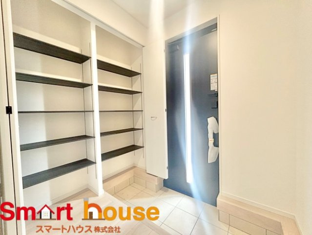 横浜市青葉区荏田西　新築2棟！の外観|住む人も来客も入った瞬間にワクワクさせてくれるオシャレな玄関♪
収納もたっぷりあるので、靴がたくさんあっても安心！
気持ちの良い朝は、毎日ここからスタートしていきます♪