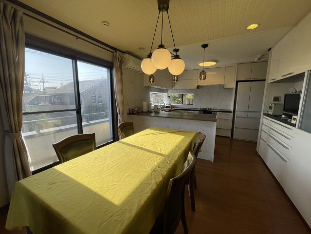 雲雀丘3丁目　戸建のキッチン|ダイニングキッチンからは南西から北西までの景色も堪能できます。