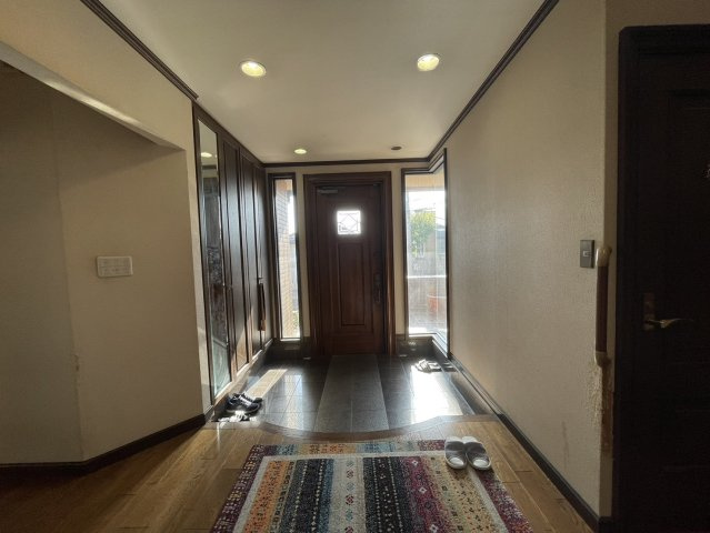 雲雀丘3丁目　戸建の玄関|広々な玄関とホールです。