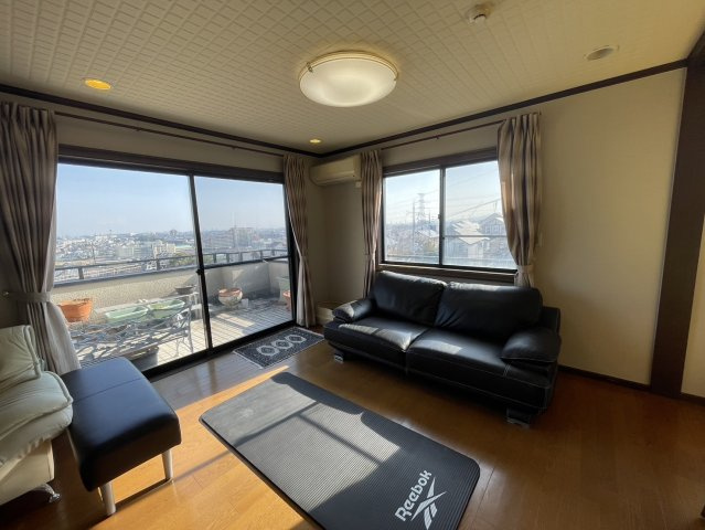 雲雀丘3丁目　戸建の居間・リビング|大きな窓と眺望が魅力的なリビングです。